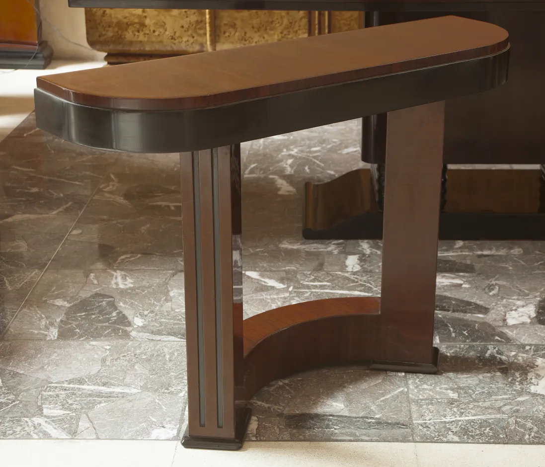 Vista di due console antiche con design elegante art deco