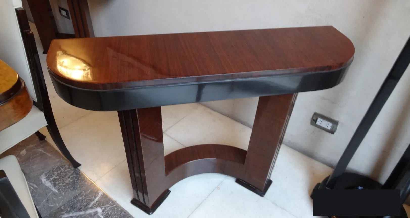 due mobili dresuars antichi con design elegante