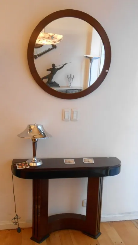 due mobili dresuars antichi art deco con lampada e specchio rotondo