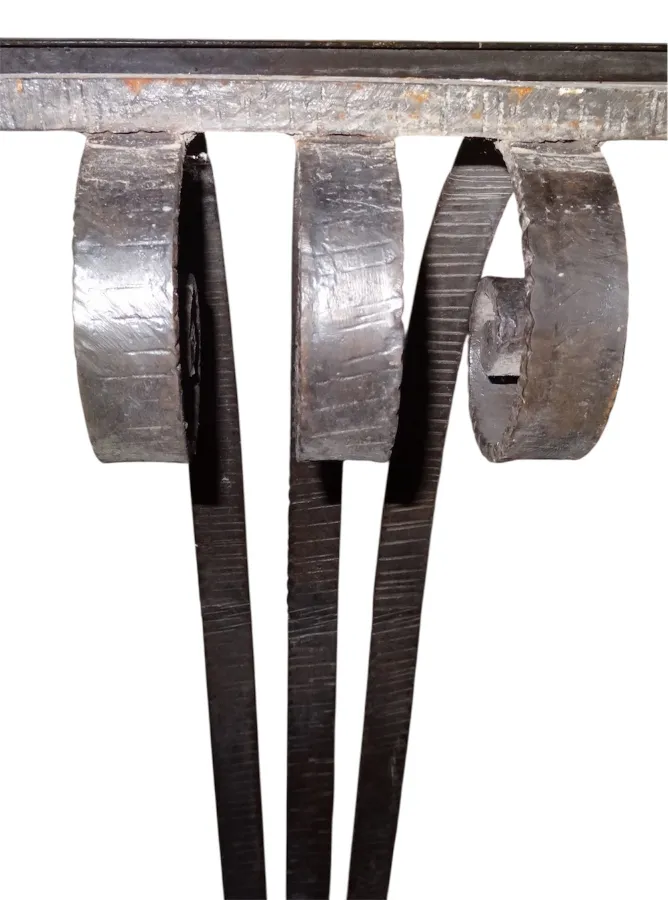 vista superior de uma antiga consola art deco com detalhes únicos