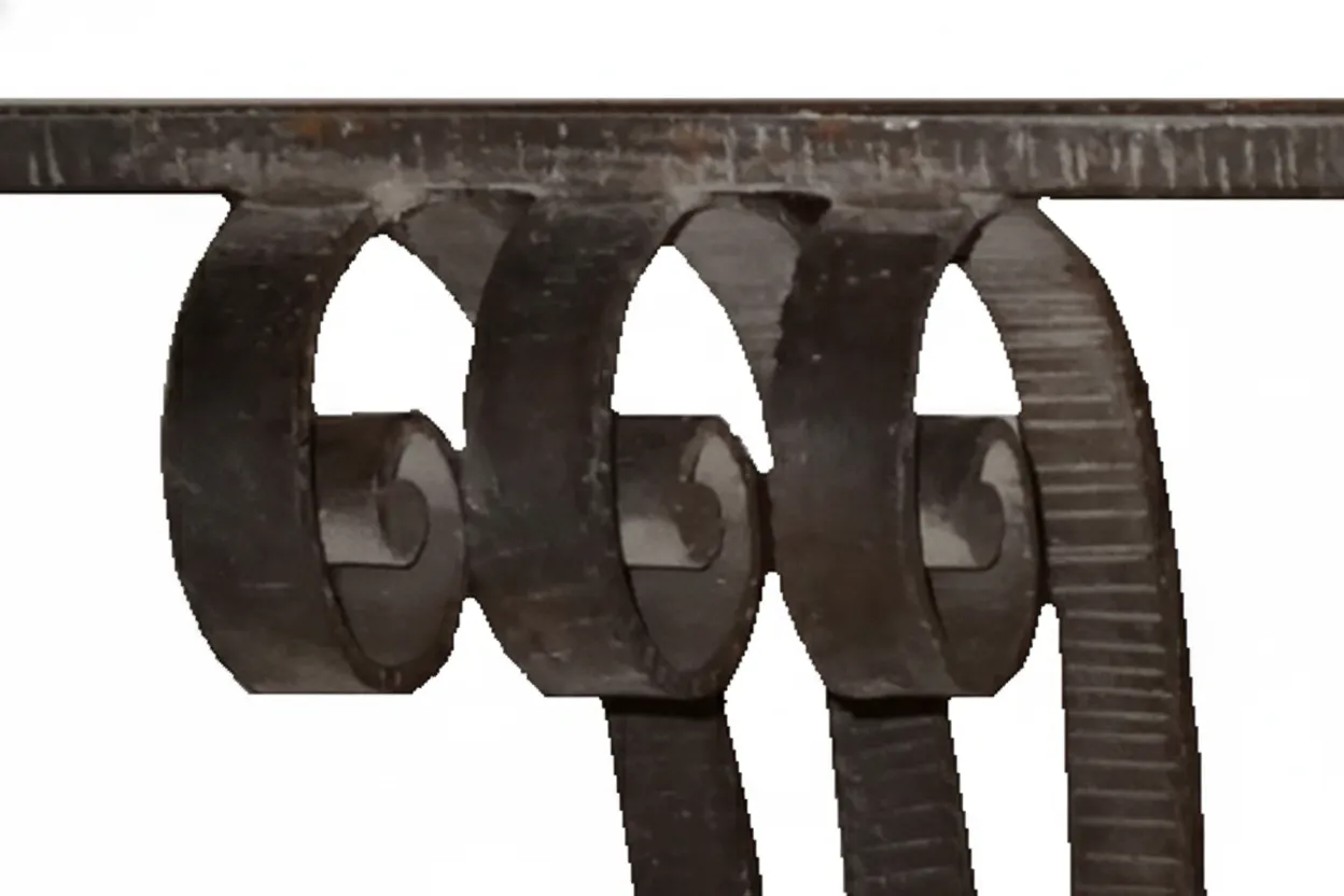 Consola antiga decorativa com detalhes ornamentais