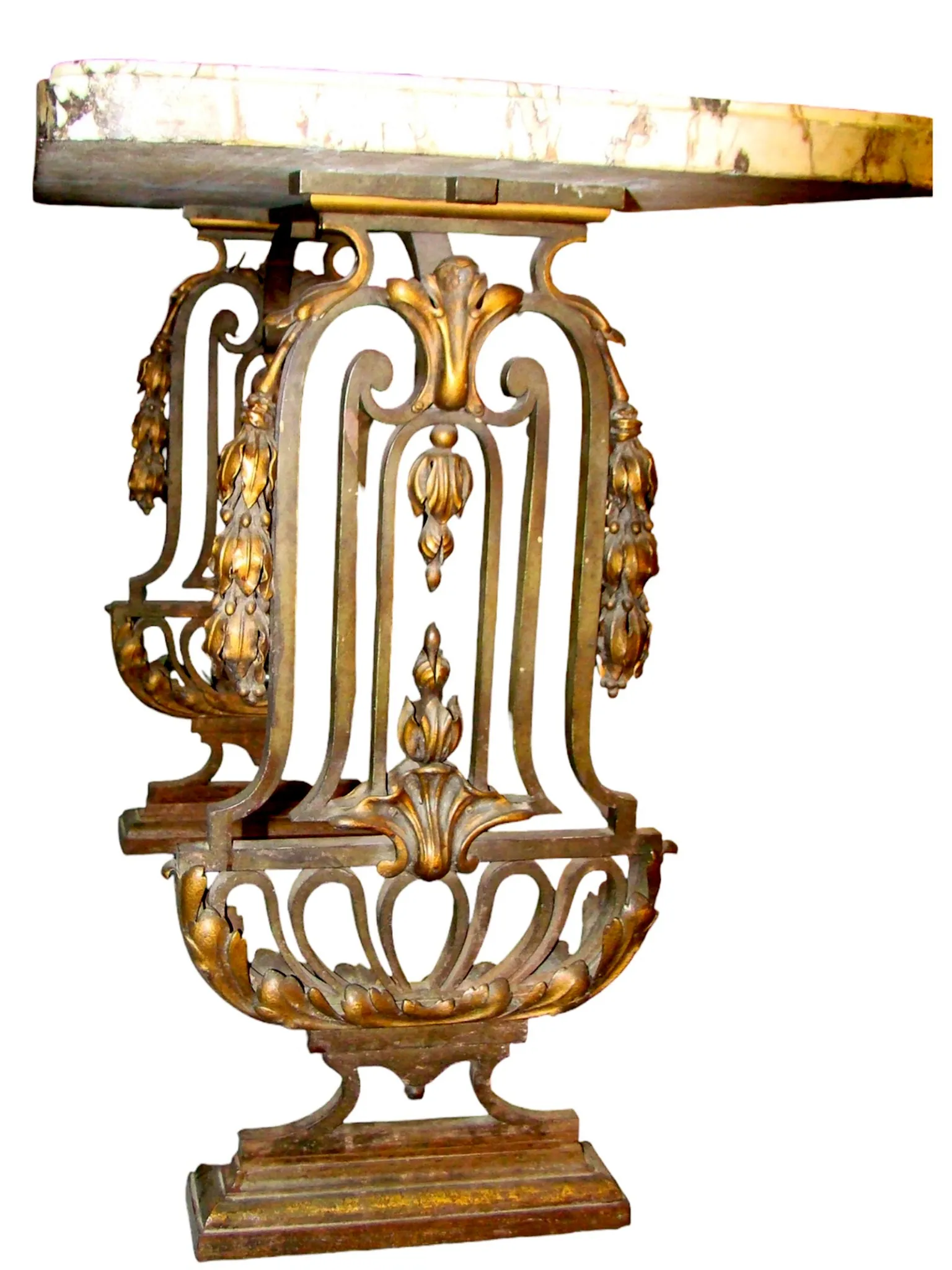 consola antigua decorativa con detalles elaborados