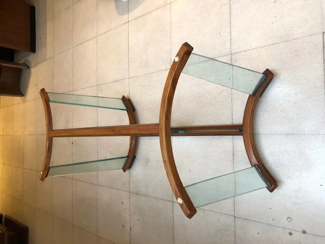 tavolo antico con design curvo e vetro, ambiente elegante