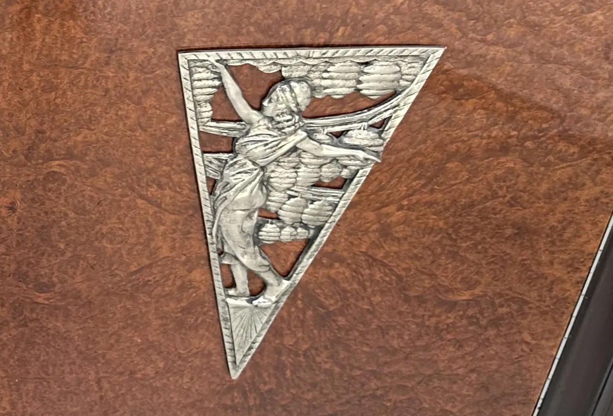 credenza antica con rilievo decorativo