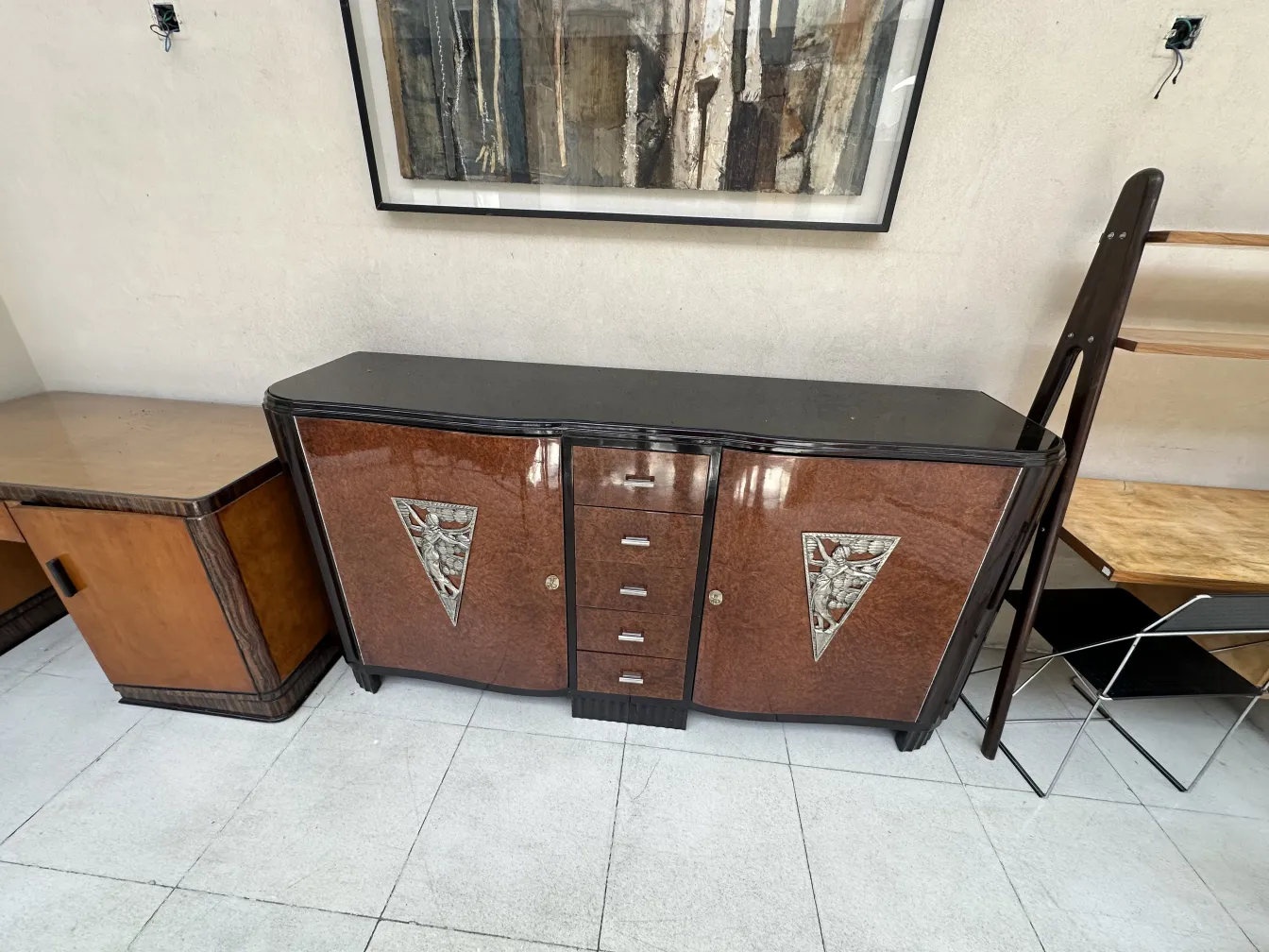aparador antiguo con detalles art deco en un ambiente moderno