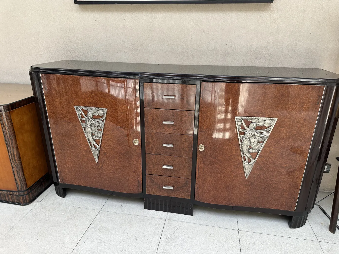 aparador antiguo art deco con detalles decorativos y un ambiente elegante