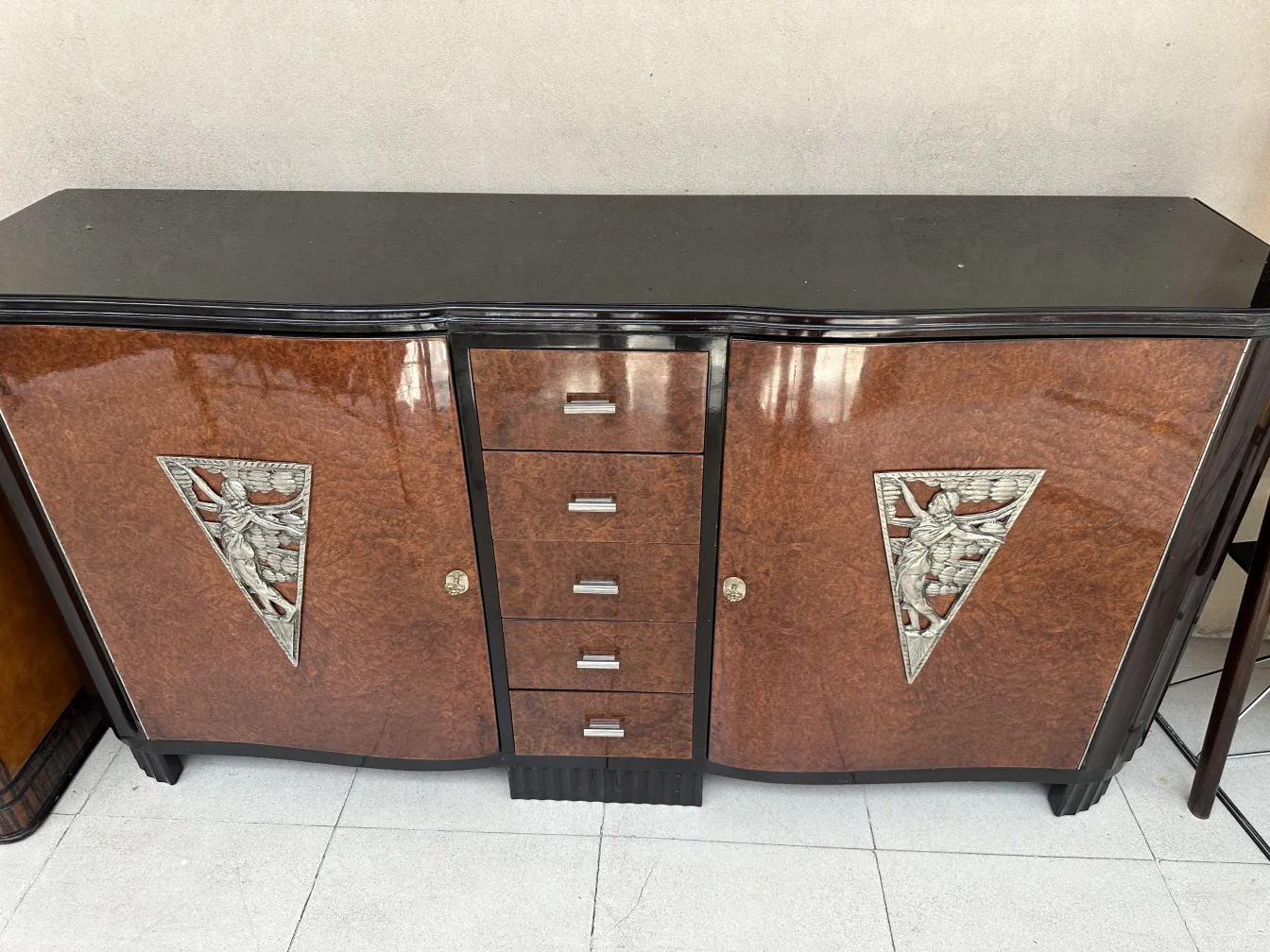 vaisselier ancien art déco avec détails en argent et design élégant