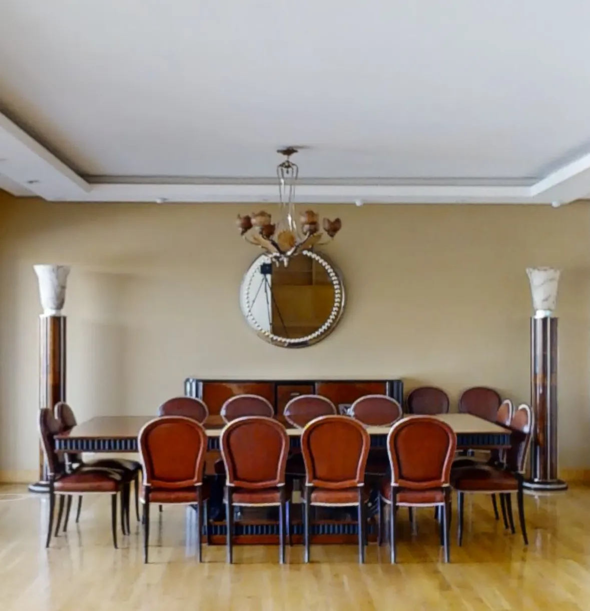 Antikes Spiegel an der Wand, Art Deco Design.