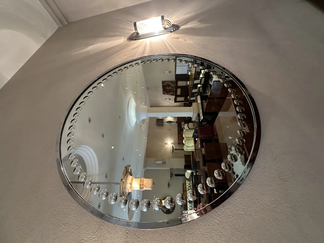 espejo redondo antiguo en un ambiente elegante, con luces y un fondo acogedor