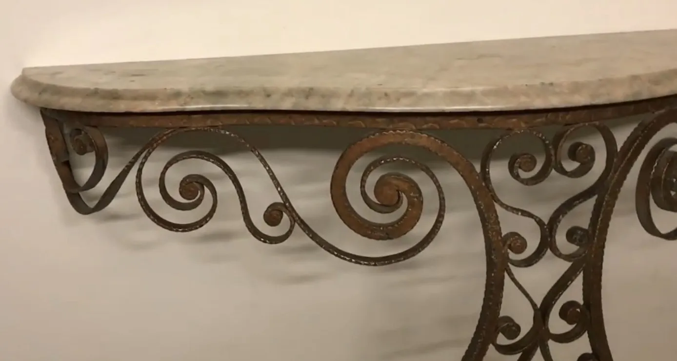 Antike Konsole mit künstlerischem, geschwungenem Eisendesign.