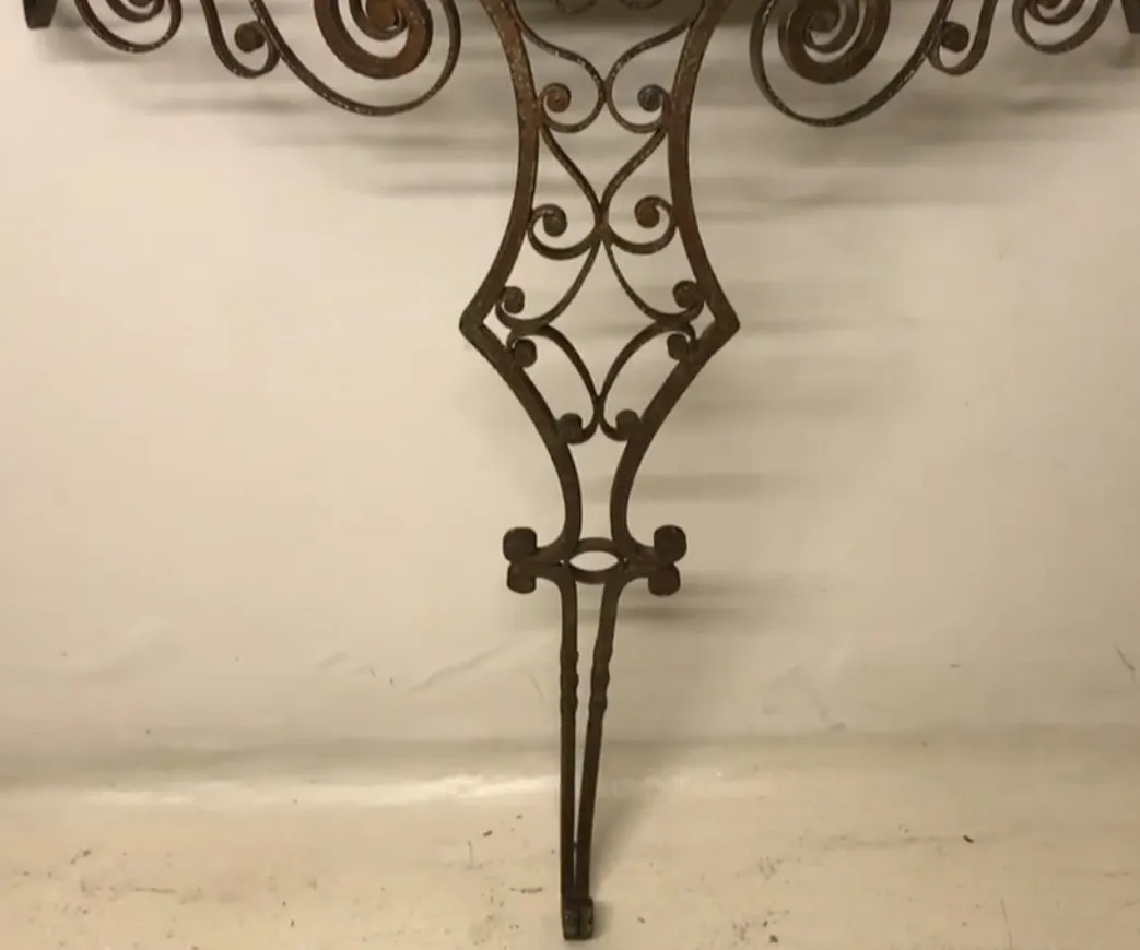 Antica console con decorazioni in stile Art Nouveau