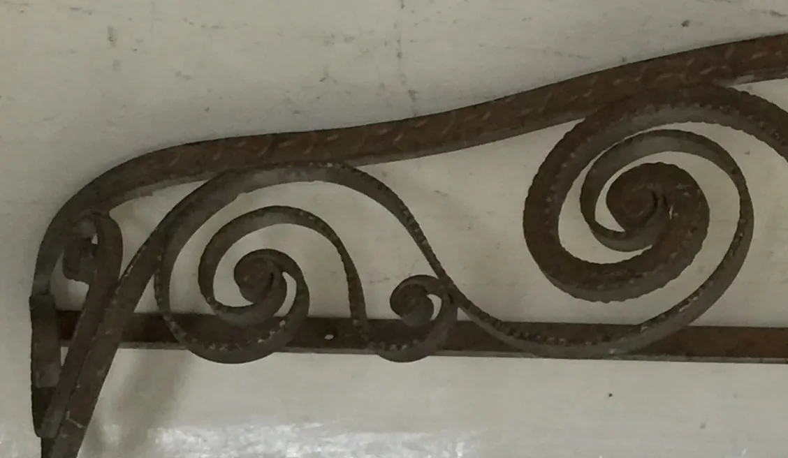 Consola decorativa antiga com formas espirais, ambientes elegantes.