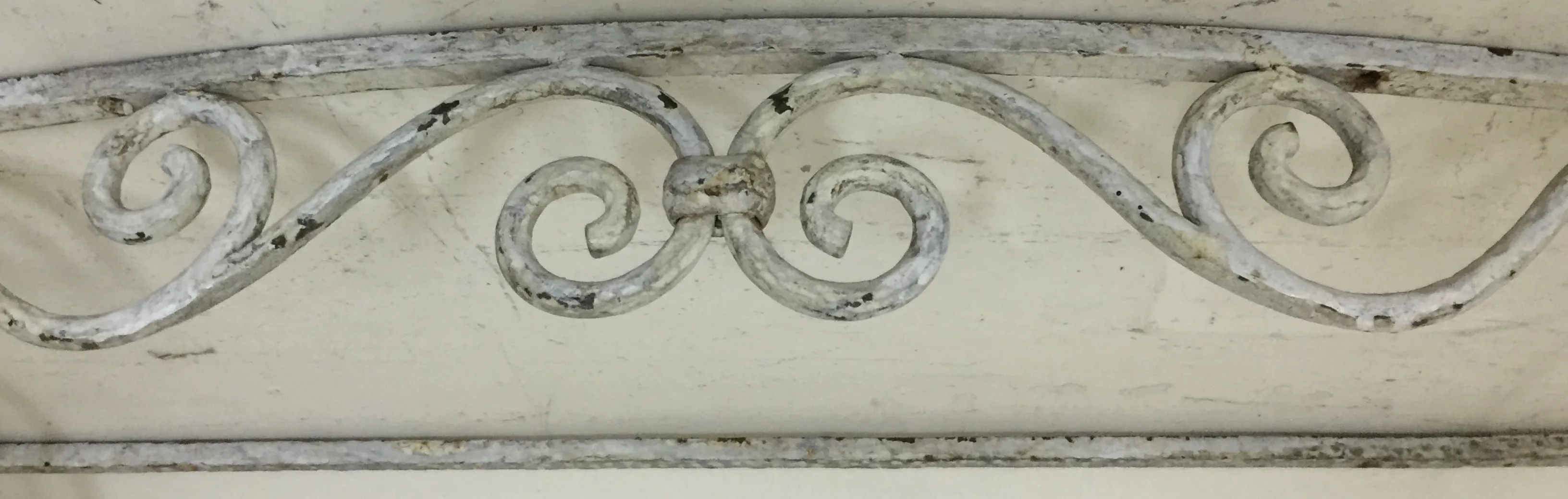 détail d'une console ancienne avec des courbes décoratives de style français