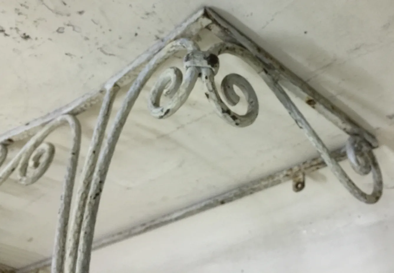 antiga consola com detalhes de design curvos elegantes