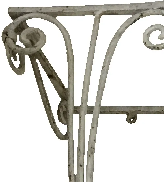 detalle de una consola antigua de estilo frances con decoración sutil