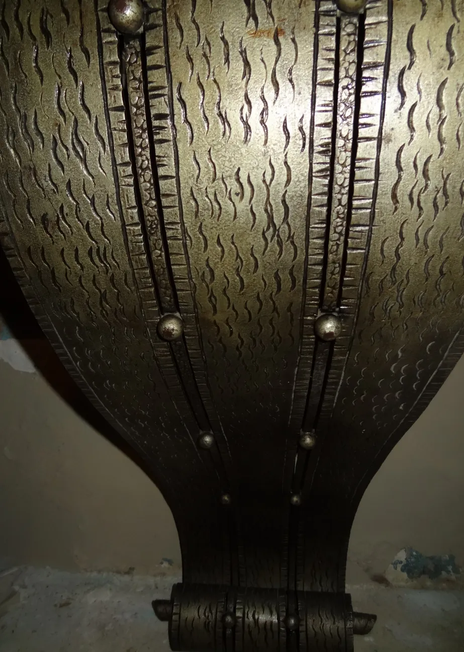 Detail einer antiken Konsole mit dekorativen Formen