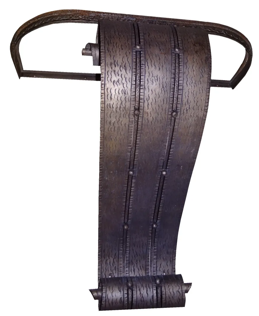 Consola antiga com design elegante e detalhes decorativos