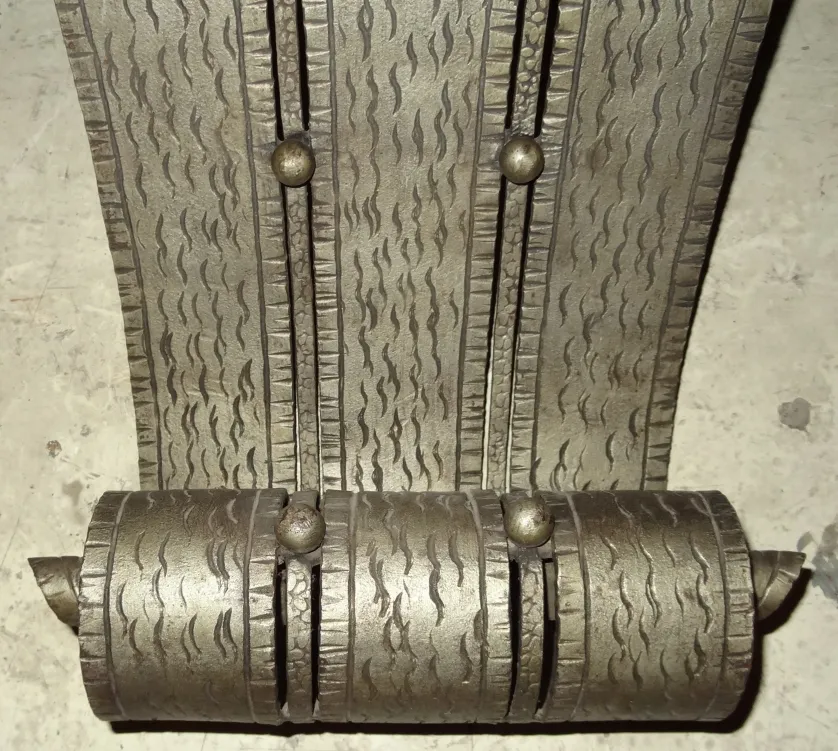 Античная консоль с дизайном ар-деко, декоративная и элегантная.