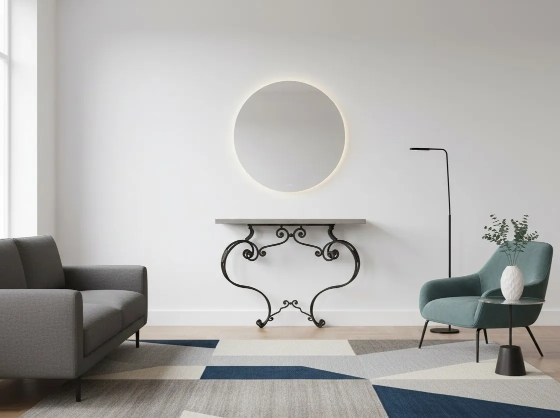 Antiker Dresuar mit künstlerischem Design in modernem Umfeld.