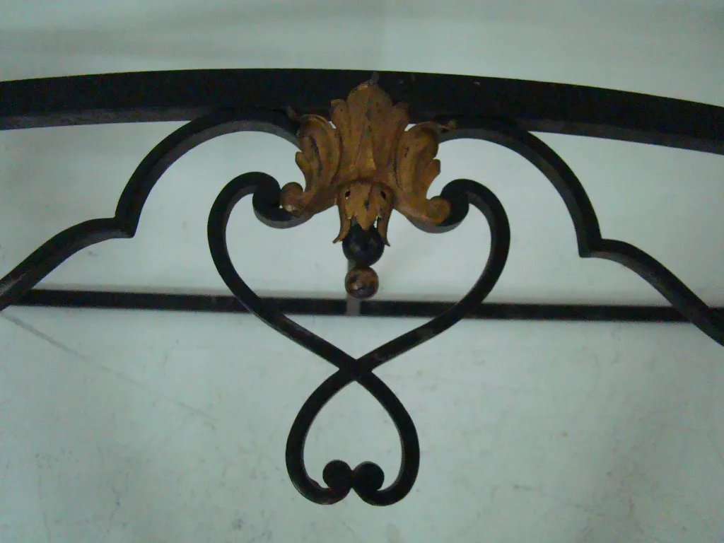 vista superior de uma consola antiga edgard brant com detalhes ornamentais