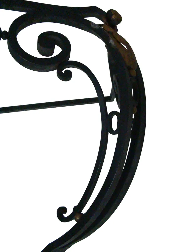 consola antiga com detalhes decorativos em ferro forjado