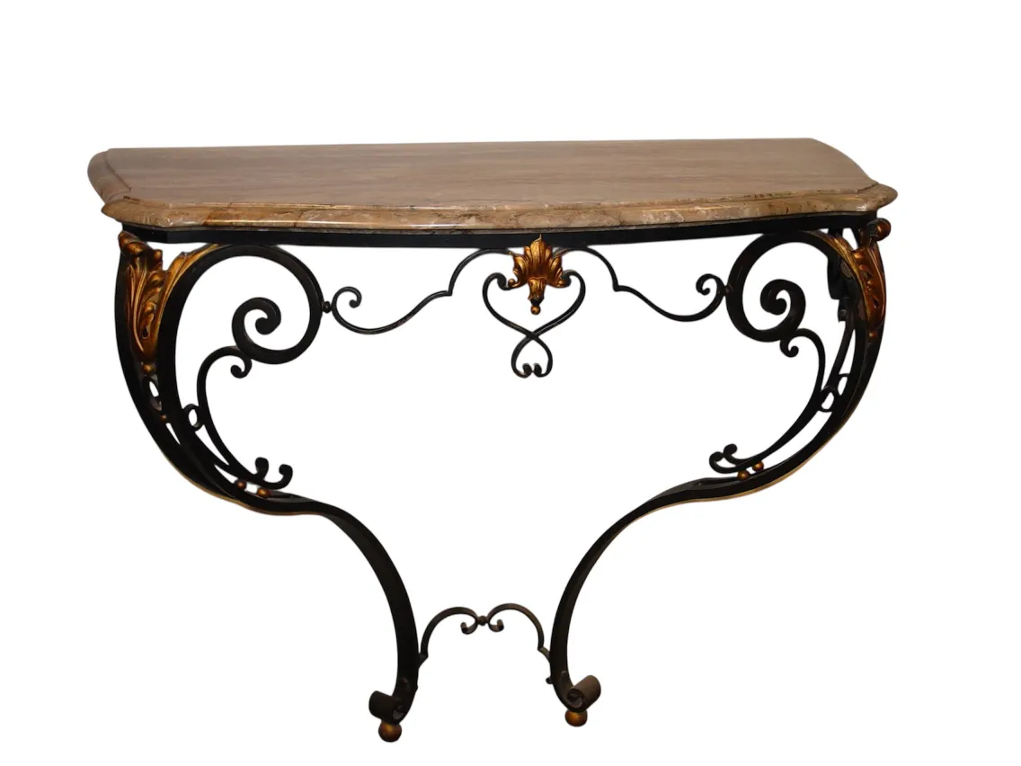 console ancienne avec design détaillé et pieds ornés