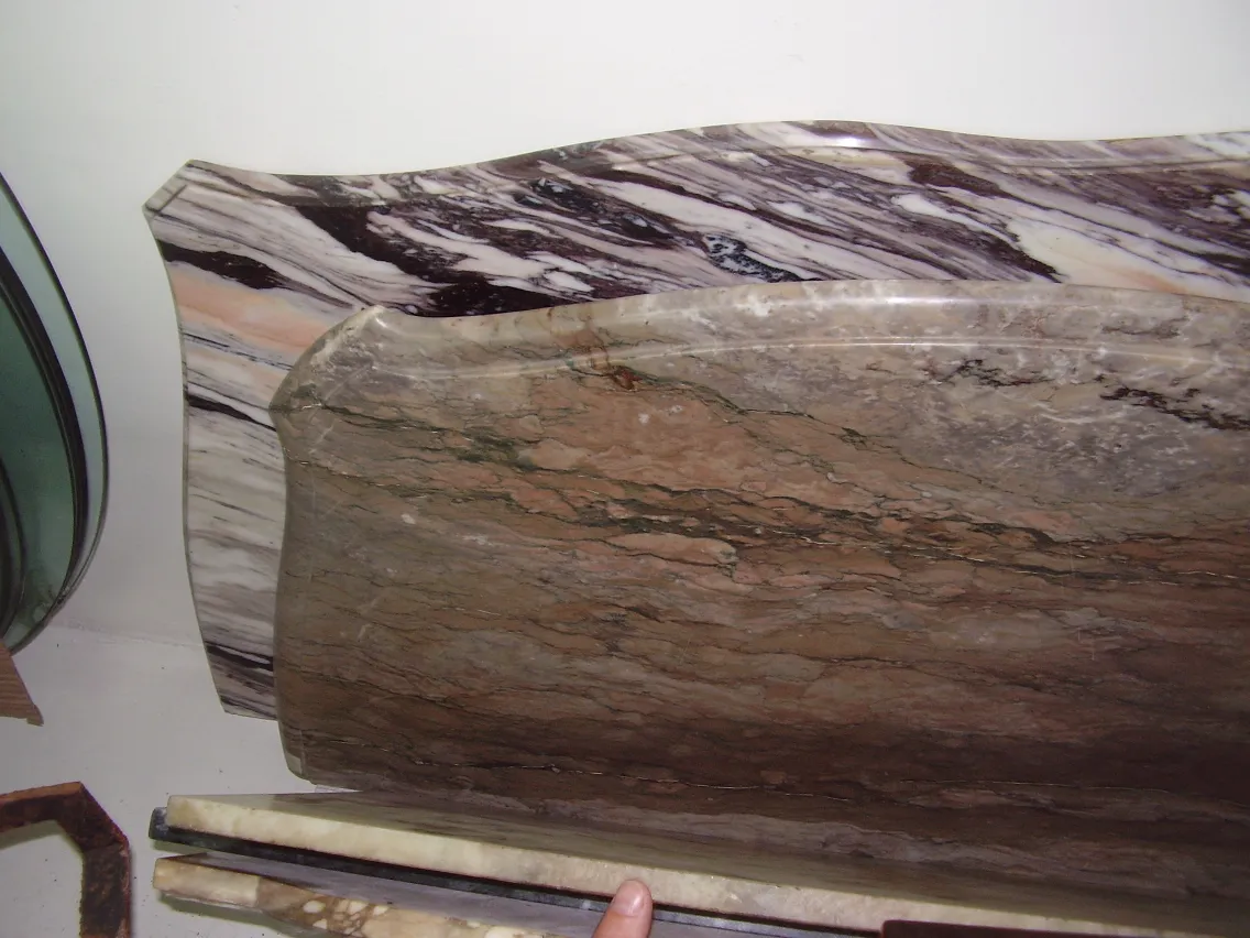 dresuar ancien avec des détails uniques et une forme élégante