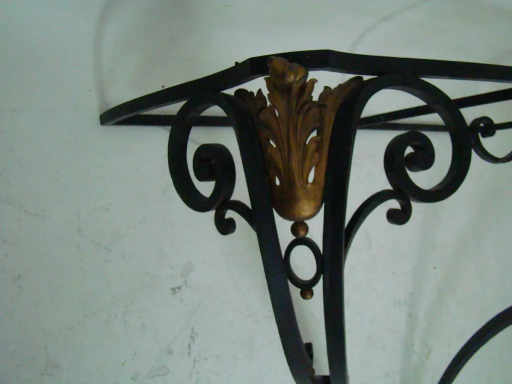 consola antigua con detalles decorativos elegantes