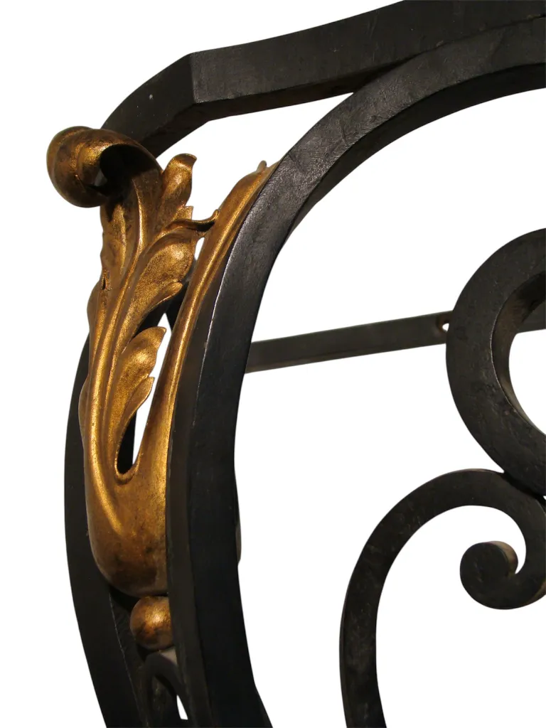 Detail eines antiken dresuar edgard brant mit goldenen Akzenten