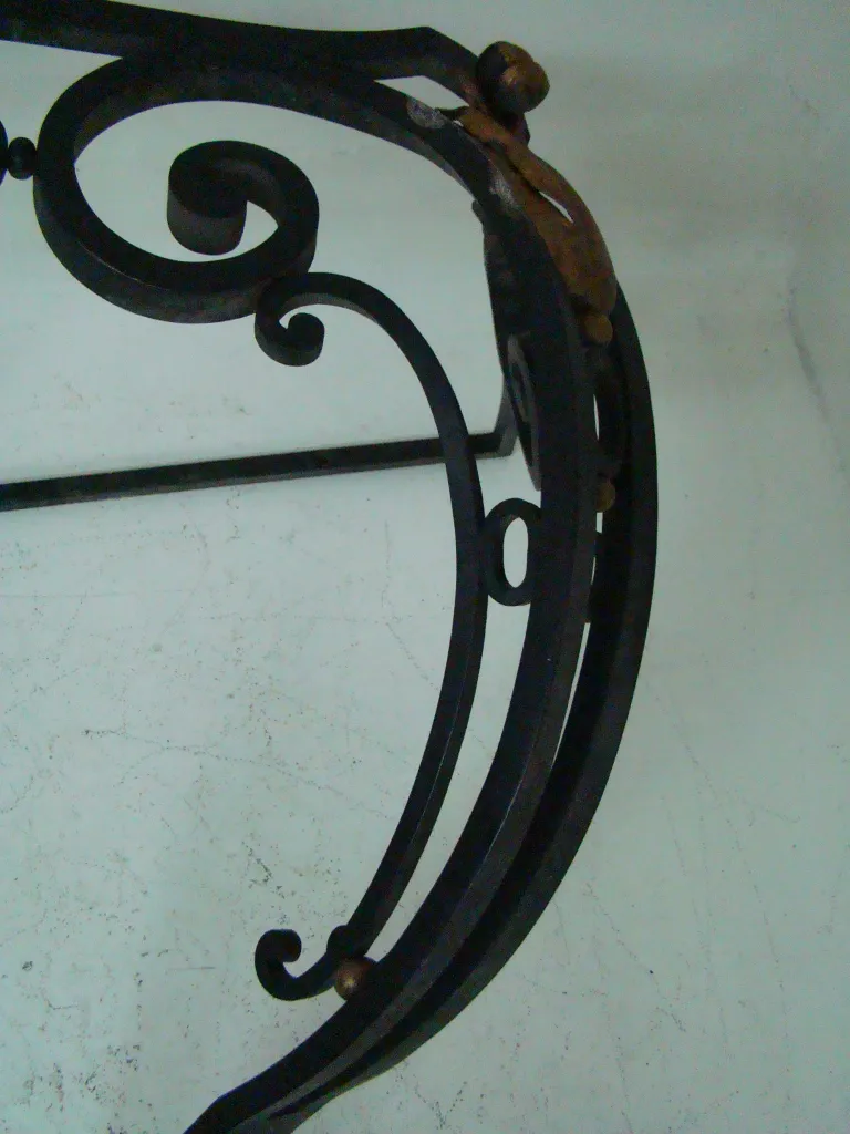 detalle de una consola antigua con diseño creativo