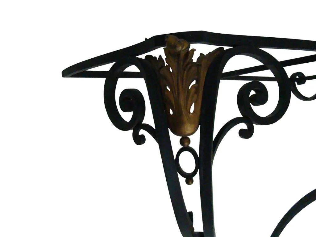 consola antiga com detalhes decorativos na base