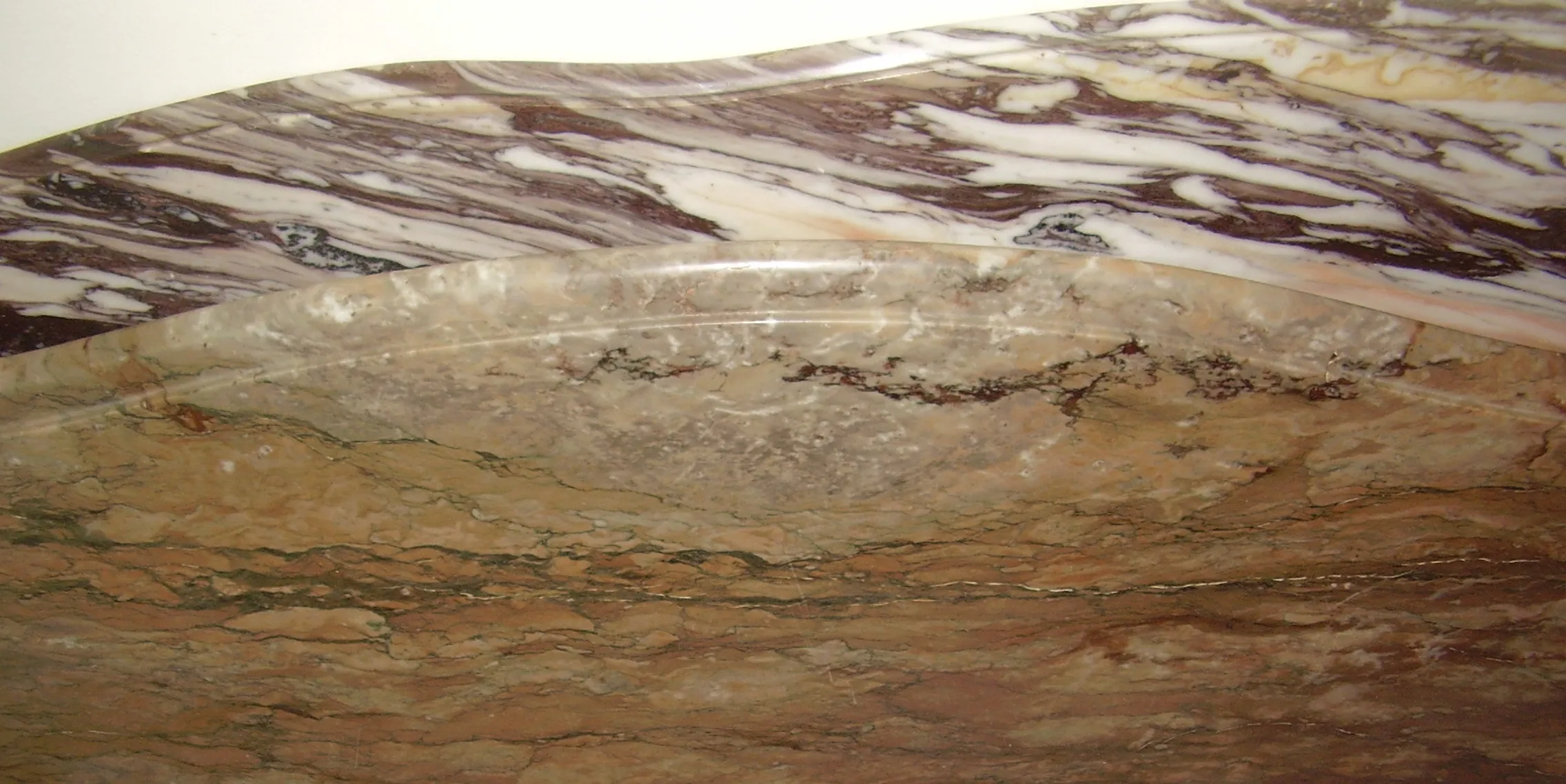 детали старинного дресуара с элегантной формой и гладкими линиями