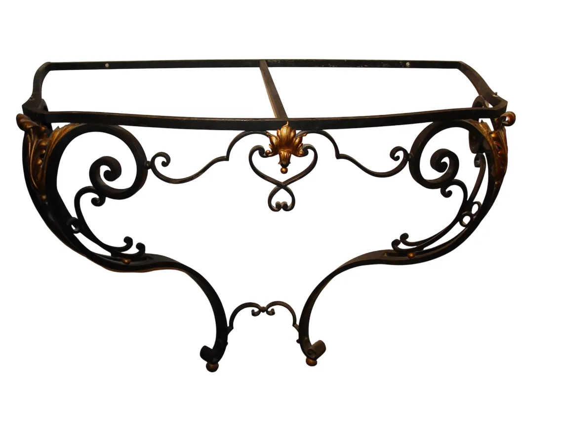 antike drehtische mit gebogenem design und goldenen dekorationen, elegantes ambiente