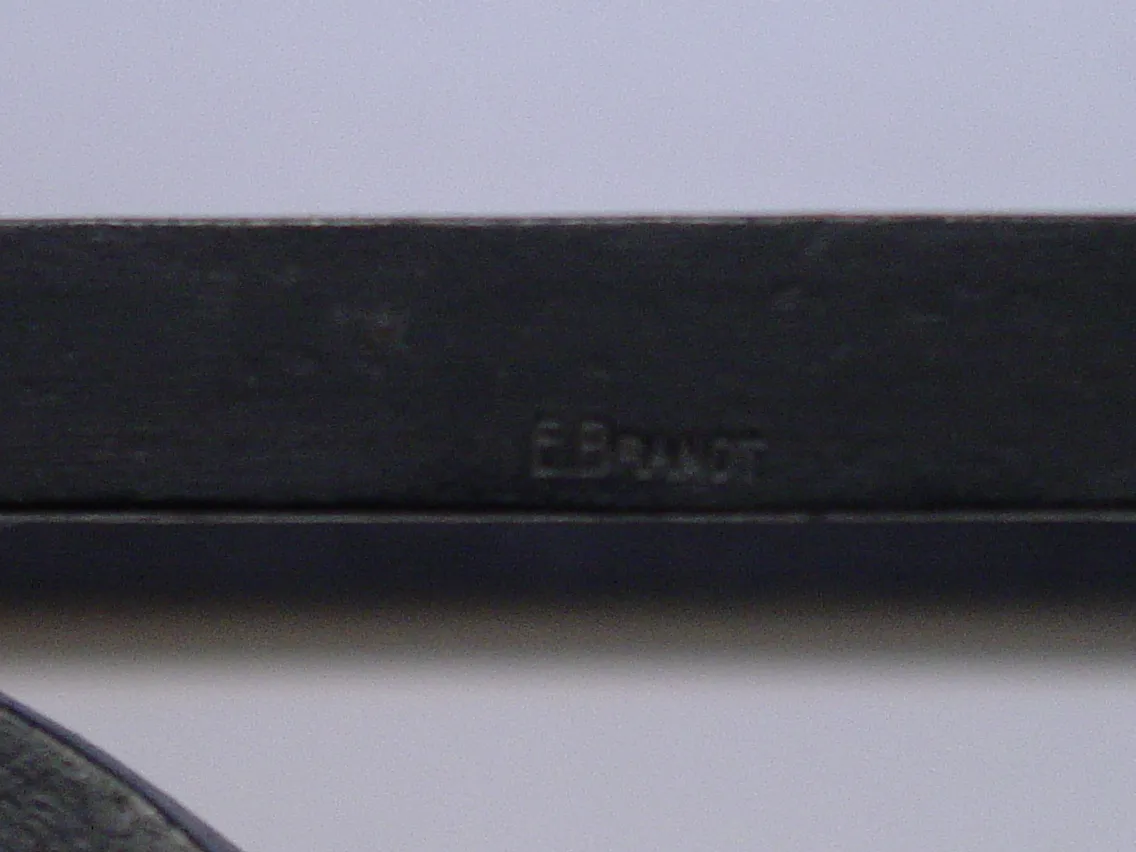 antiga consola com detalhes de edgard brant