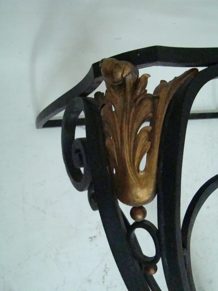 consola antigua con detalles dorados y estructura decorativa