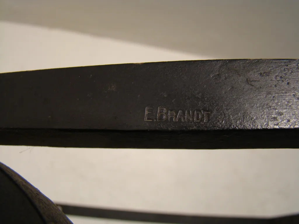 Consola antiga com assinatura Edgard Brant, design elegante.