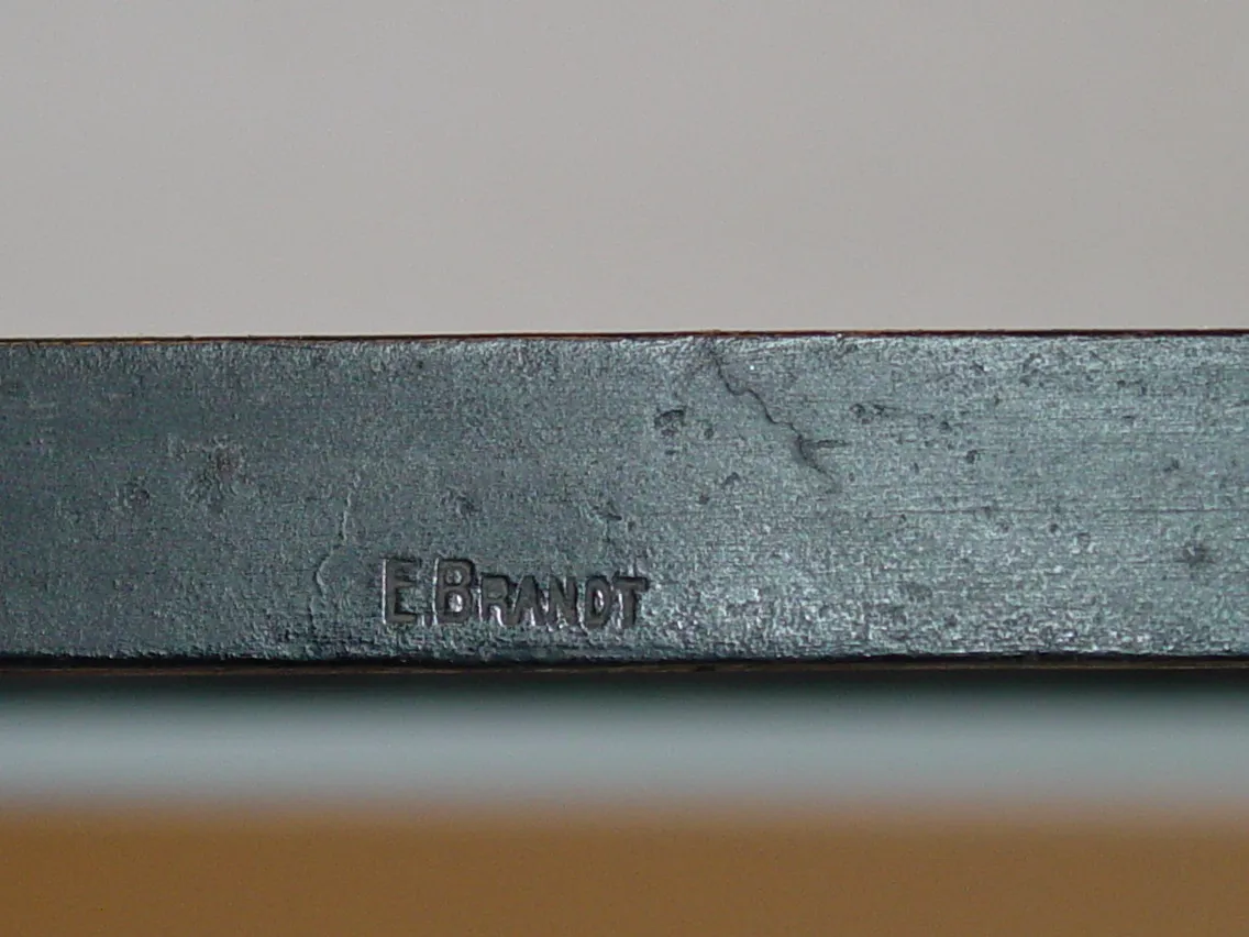 पुरानी कंसोल, एdgard brant के विवरणों के साथ, एक खूबसूरत सेटिंग में।