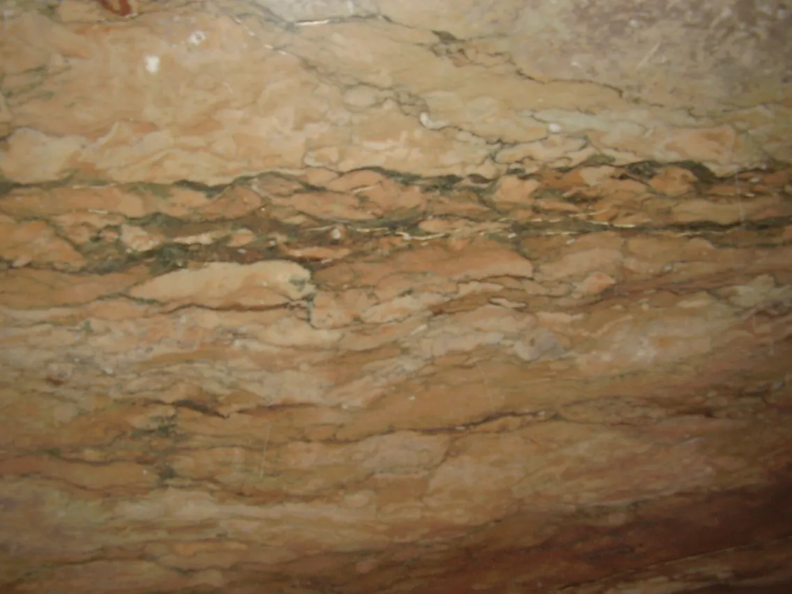 Detail einer antiken Konsole mit elegantem Design, gemütlicher Atmosphäre