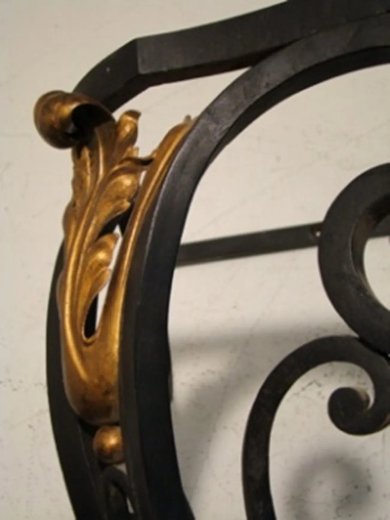 détail doré sur la console ancienne edgard brant