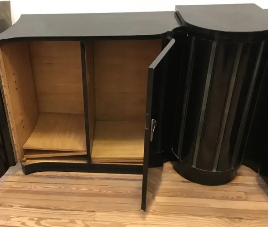 zwei antike anrichten mit geschwungenem, elegantem Design, warmes Ambiente