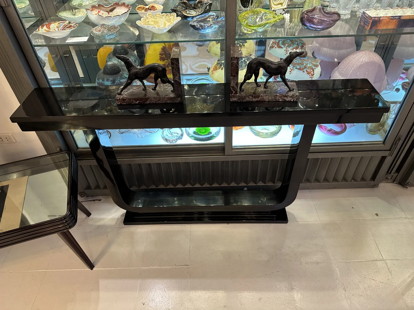 Antike Buchstützen in Form von Pferden, in einer Vitrine ausgestellt.