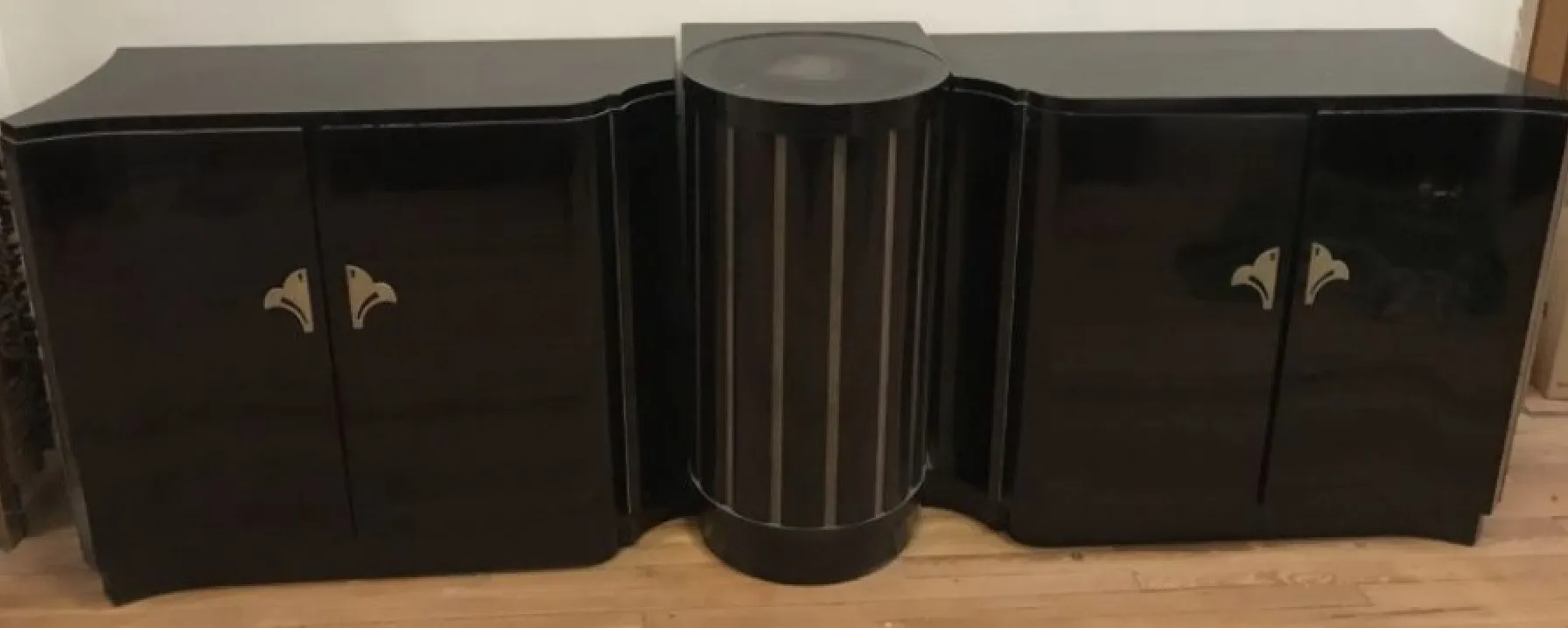 vaisselier ancien au style Art Deco avec des détails dorés et des lignes courbes