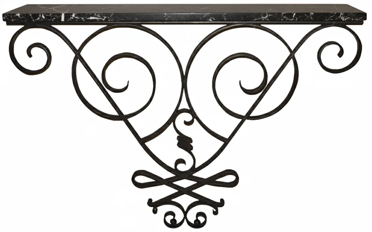 Zwei antike Konsolentische mit eleganten Designdetails.