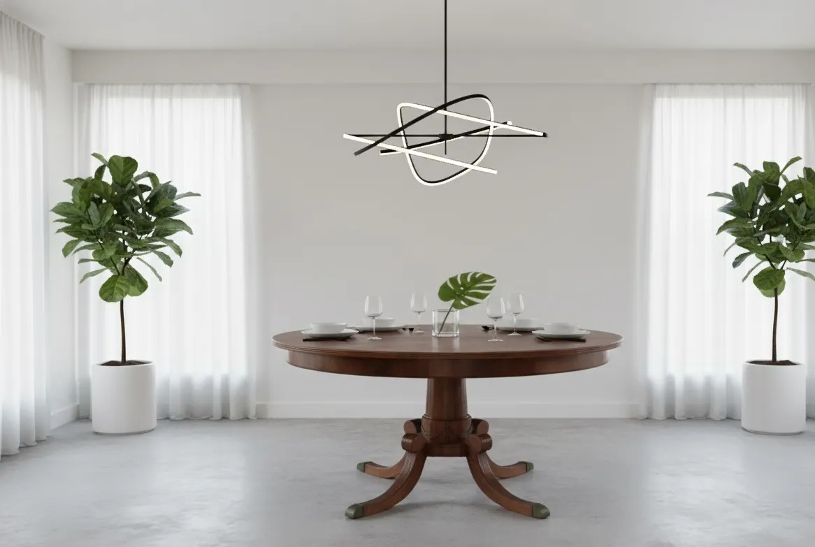 Table à manger antique pour 8/6 personnes avec une décoration élégante.