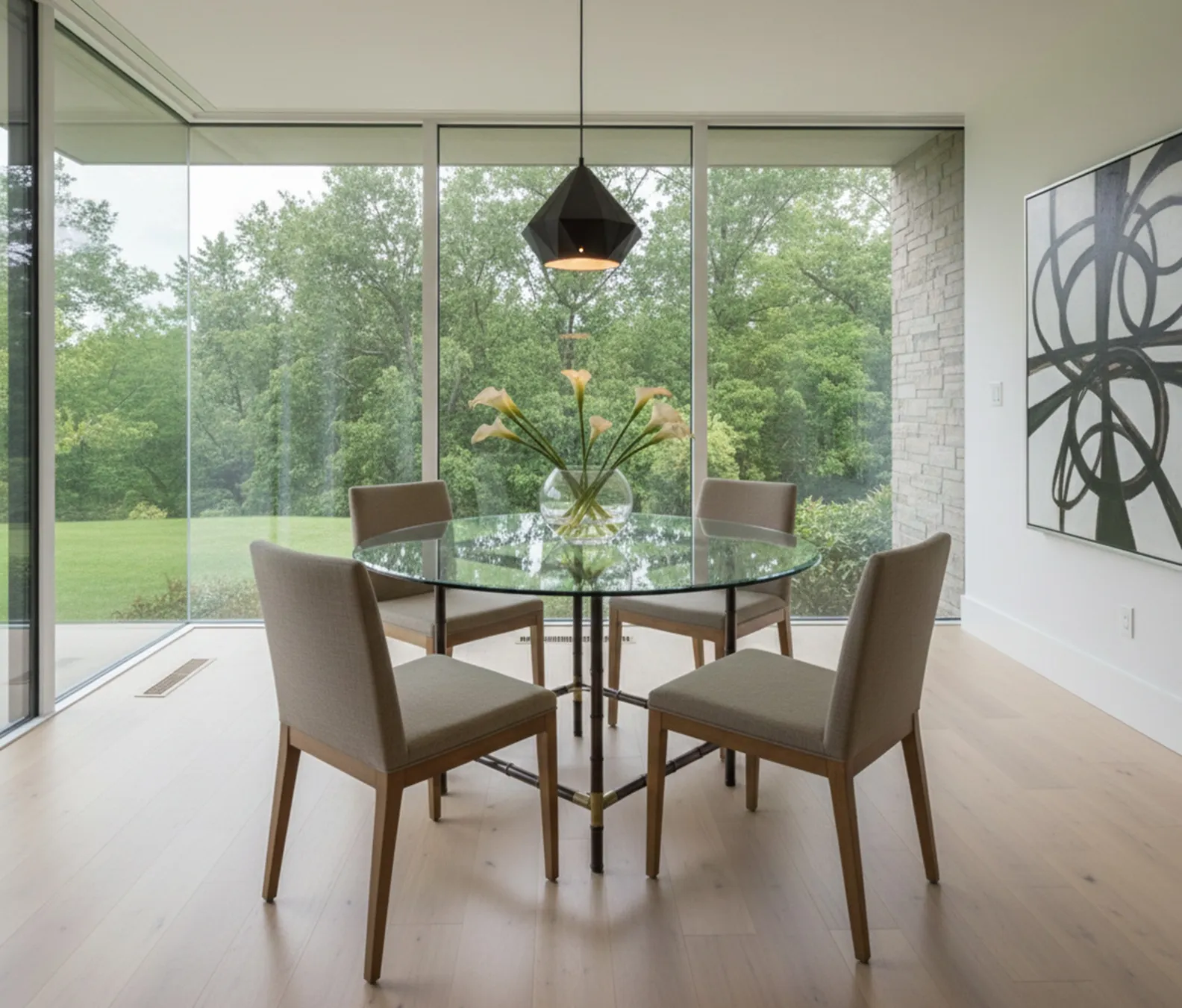 Antiker Esstisch von William Haines für 4 Personen in einer modernen, hellen Umgebung.