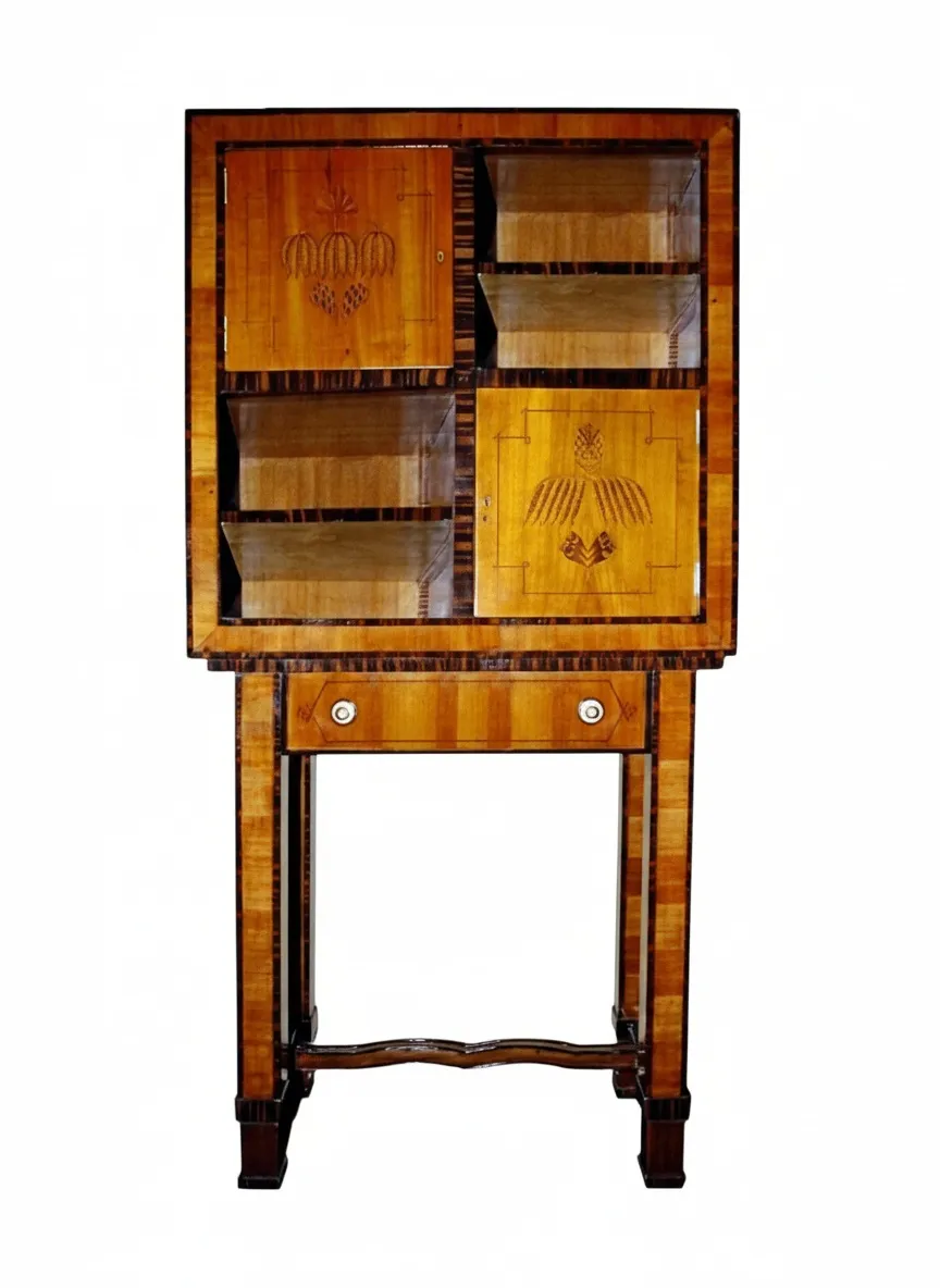 Mueble de habanos antiguo con detalles grabados de Koloman Moser.