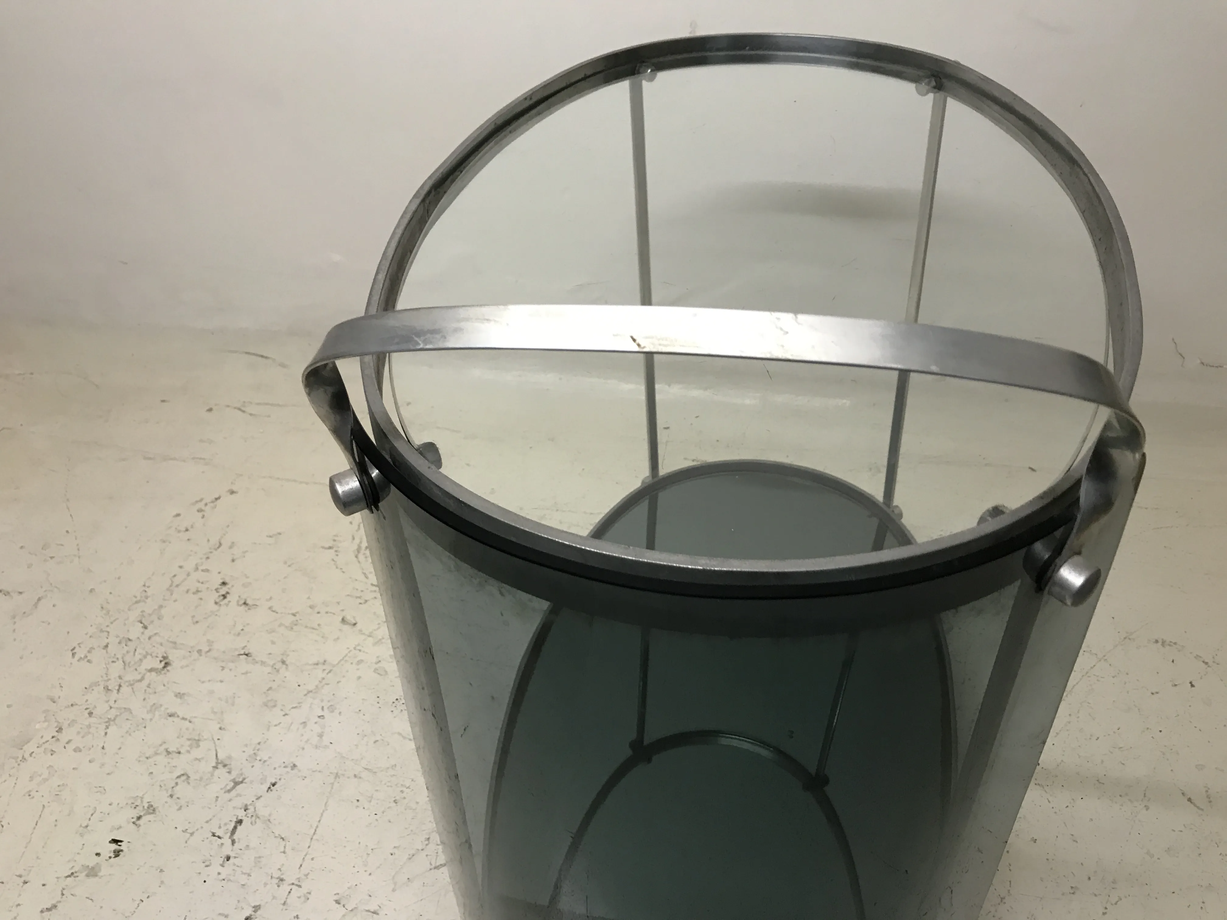 ancien chariot-bar avec un design élégant et un cadre raffiné