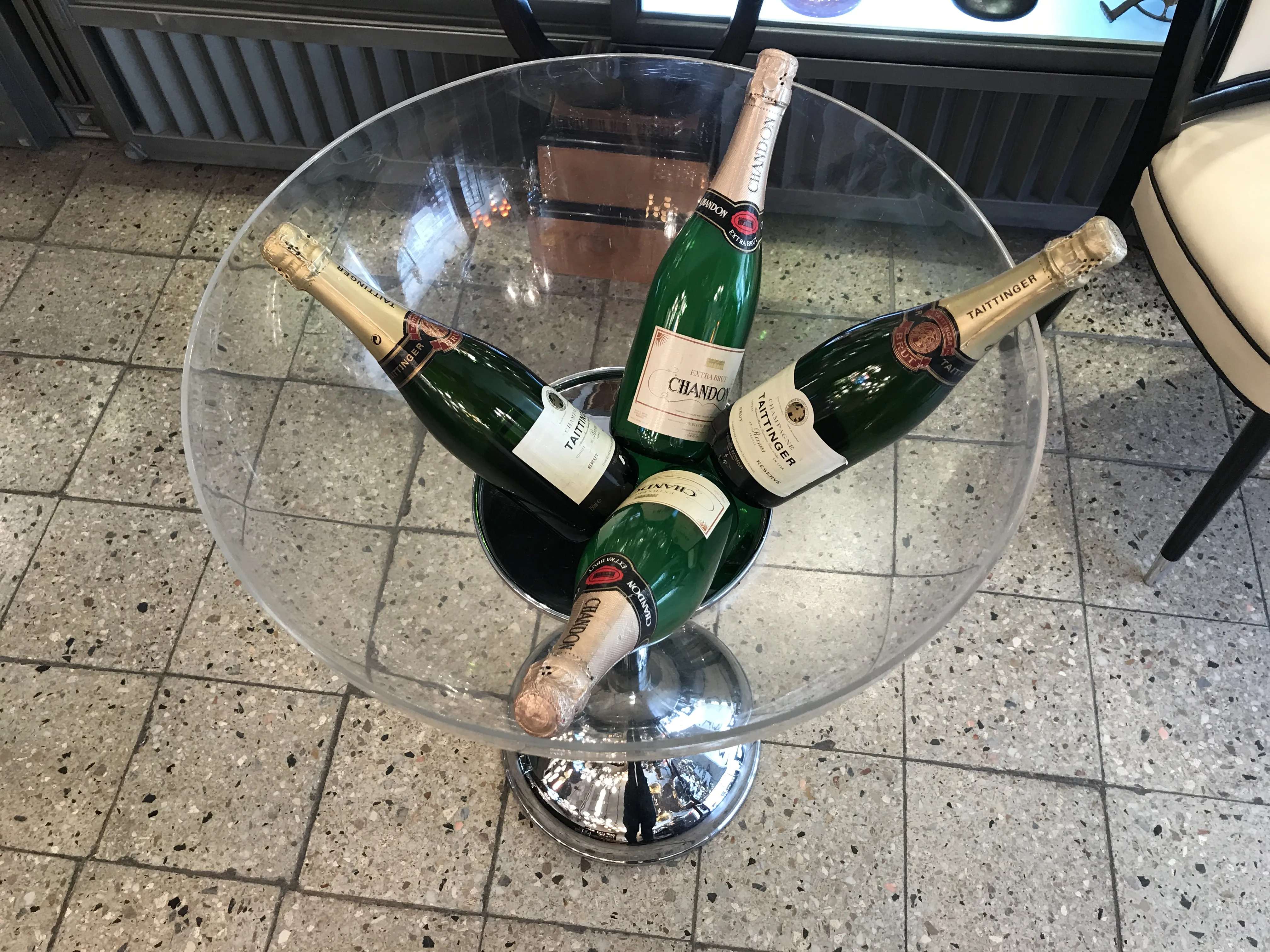 Refroidisseur à champagne ancien avec bouteilles de champagne froides.