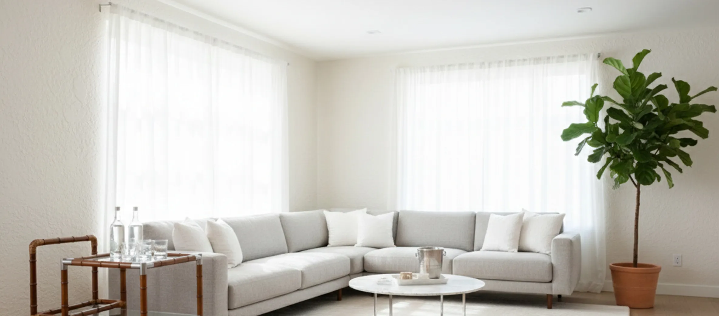 античная тележка для коктейлей с бутылками и стаканами в ярком окружении