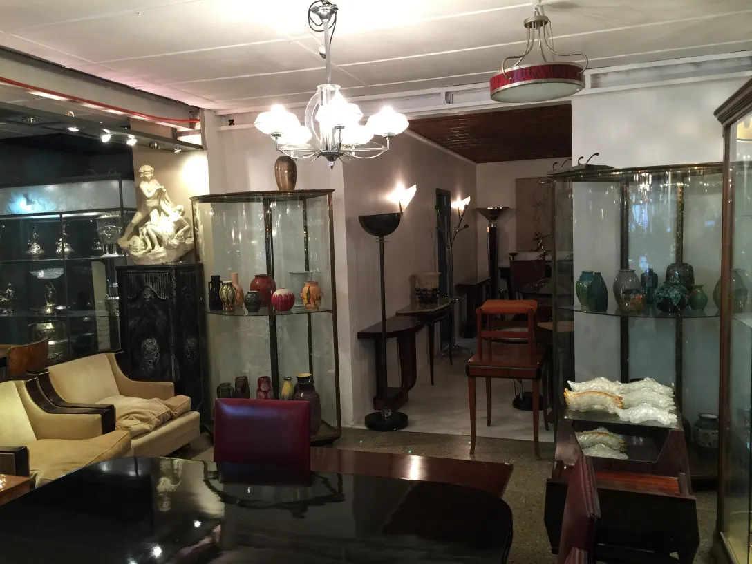 प्राचीन शोकेस art deco विभिन्न वस्तुओं के साथ